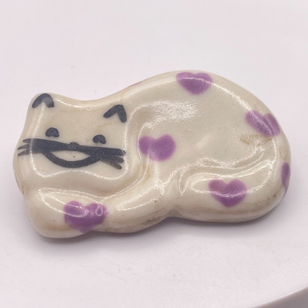 Vintage 90s Ceramic Sleeping Cat Brooch Cream Purple Heart Hand Painted Pin